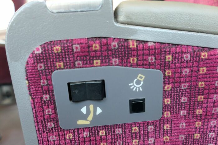 電動リクライニングと読書灯は手元のスイッチで操作