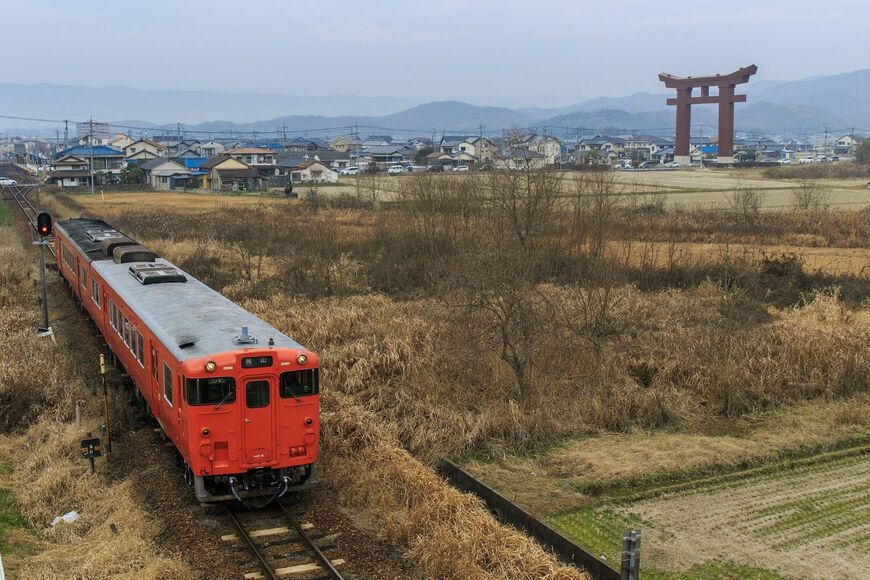 日本三大稲荷の1つとされる最上稲荷の大鳥居を横目に吉備線がゆく（撮影：鼠入昌史）