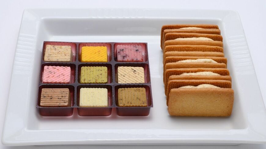 バター専門店ナショナルデパートの人気商品「フレーバーバターを少しずつ楽しめる『ブール アロマティゼ 』デギュスタシオン」2800円（写真左）はバターの風味と、練り込まれたナッツやドライフルーツの味がダイレクトに感じられる。「THE BUTTER SAND」2700円はバターの濃い風味、甘味をほどよい塩気が引き立てている（撮影：今祥雄）