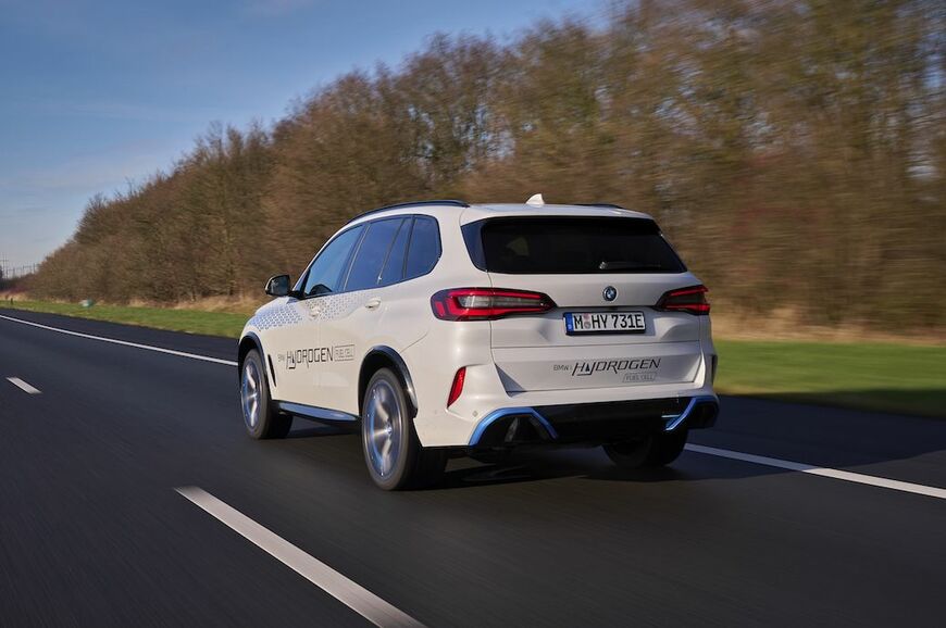 このプロトタイプはモーターをリアに搭載して後輪駆動（写真：BMW）