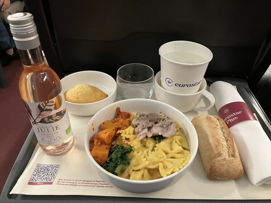 イギリスと欧州大陸を結ぶ高速列車「ユーロスター」の「ユーロスター・プラス」クラスの食事。シートに食事を運ぶ機内食スタイルだ（筆者撮影）