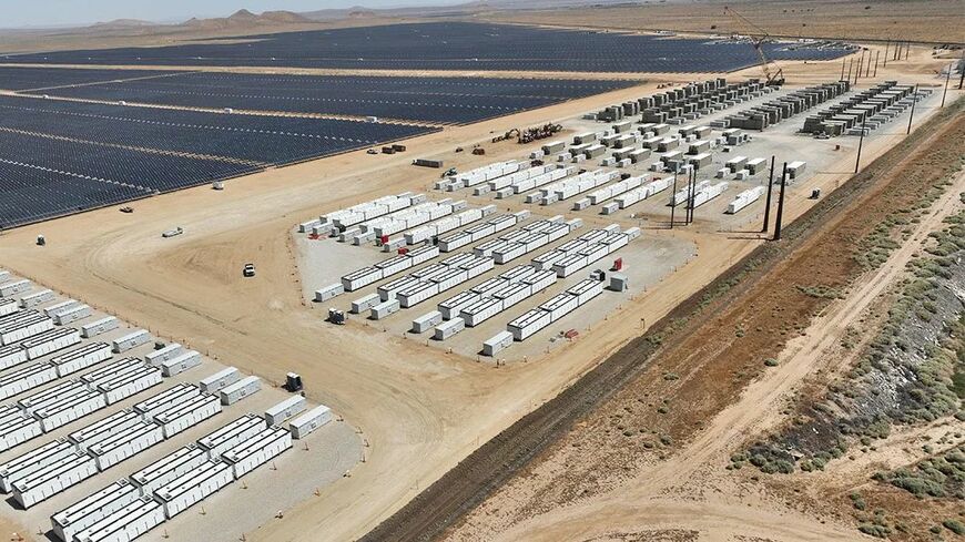 アメリカの再エネ市場はトランプ政権の不確実性に翻弄されている。写真は蓄電システムを付設したカリフォルニア州の太陽光発電所（施工事業者のモーテンソンのウェブサイトより）