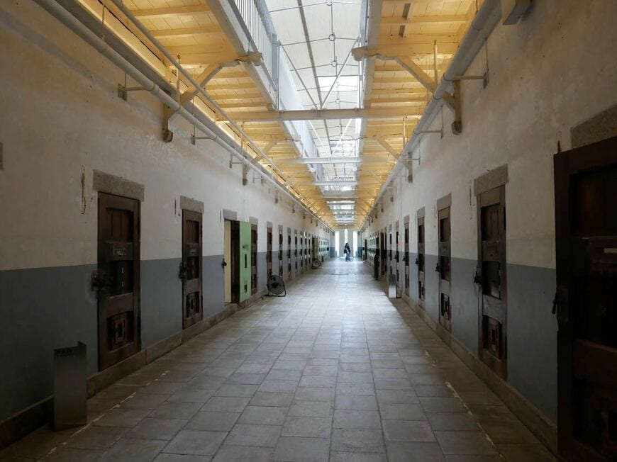 遺構として刑務所時代のまま保存されている、独居房が並ぶ長い廊下
