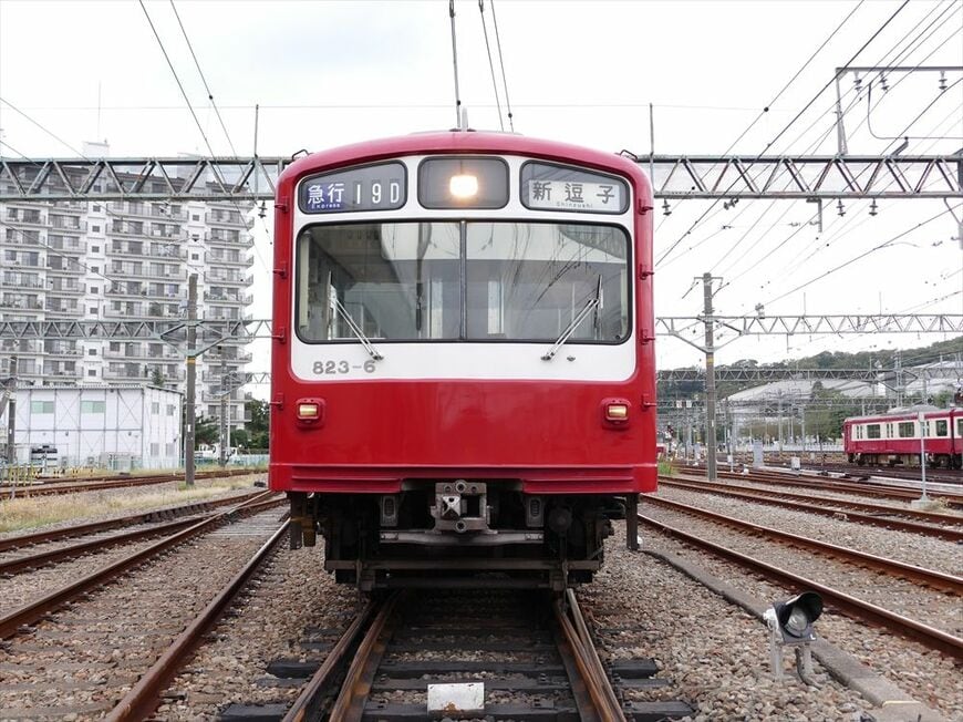 愛嬌ある正面。窓の下に2つある小さなライトは「急行灯」記者撮影