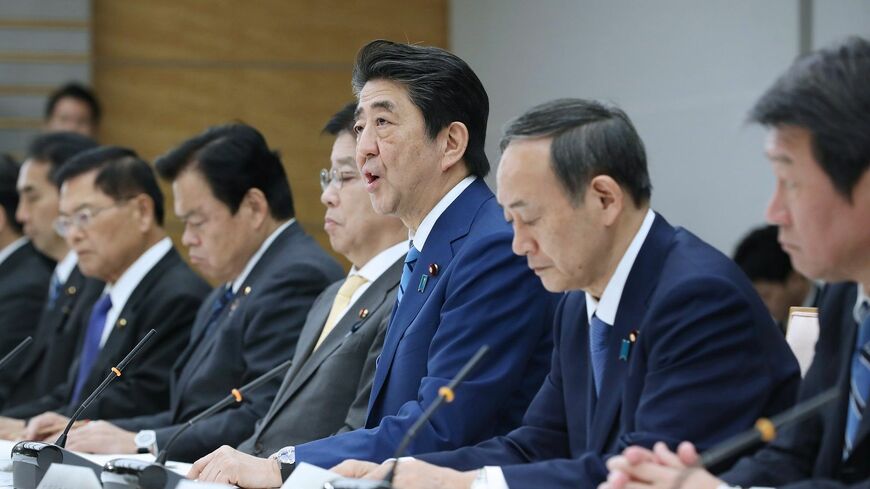 2月27日、新型コロナウイルス感染症対策本部で安倍晋三首相は全国の小・中・高校に対して3月2日から春休みまでの臨時休業を要請した（写真：時事通信）