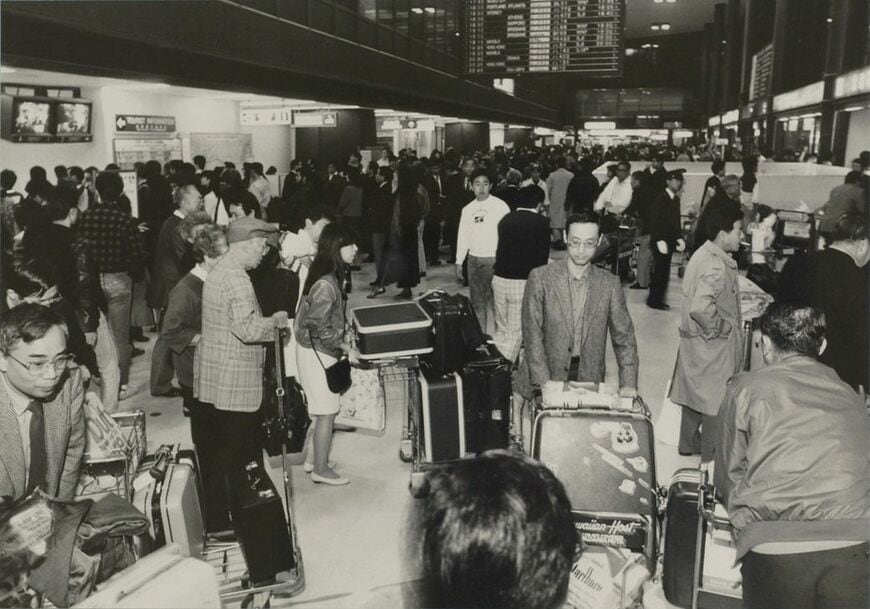 成田空港、到着ロビーでごった返す帰国客（1987年11月11日、望月撮影）