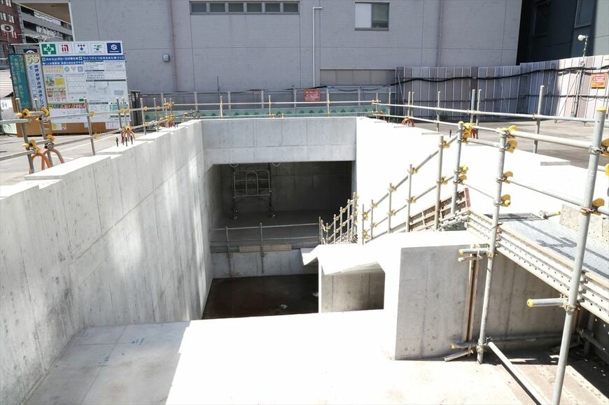 「ST線第3出入口」から地下の工事現場へ（撮影：尾形文繁）