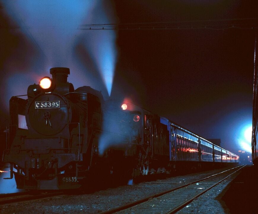 夜の網走駅に停車する、C58形蒸気機関車牽引の夜行列車＝1973年9月（撮影：南正時）