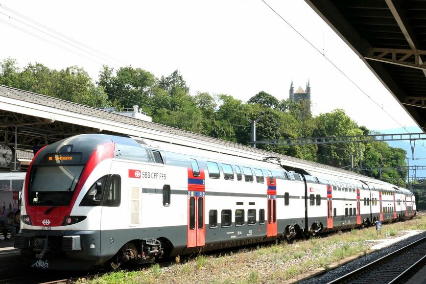 2階建てのローカル列車も多く、通勤時間帯も全員着席が基本（筆者撮影）