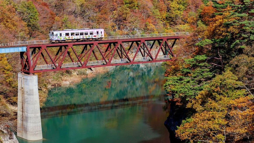 会津鉄道は福島県の絶景路線の1つ。阿賀川に沿うように会津の山間を南北に走る（撮影：鼠入昌史）