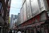 ヨドバシカメラや飲食店が建ち並ぶ西新宿。
