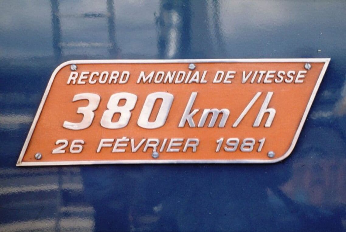 1981年に時速380kmを記録した編成の記念プレート