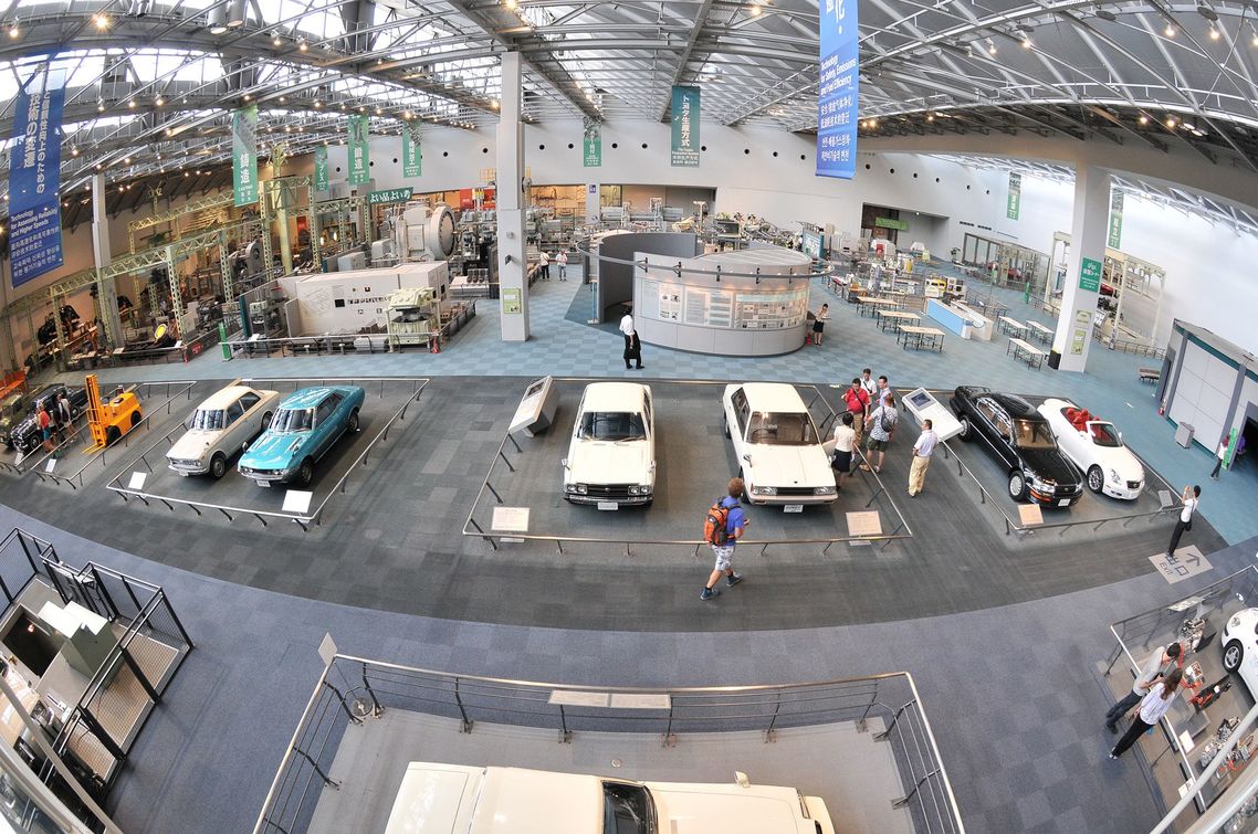 往年の名車や工作機械が展示されている自動車館