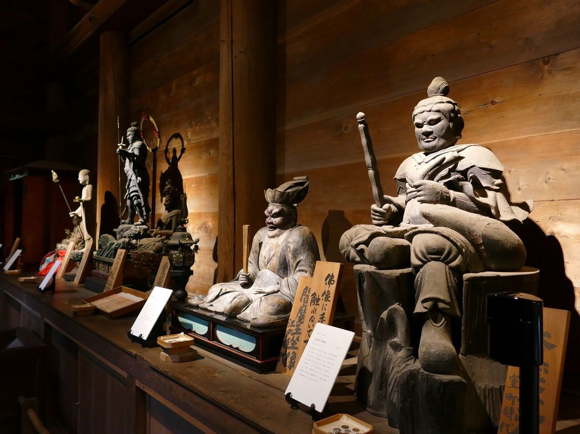 金堂内部には様々な仏像が安置されている