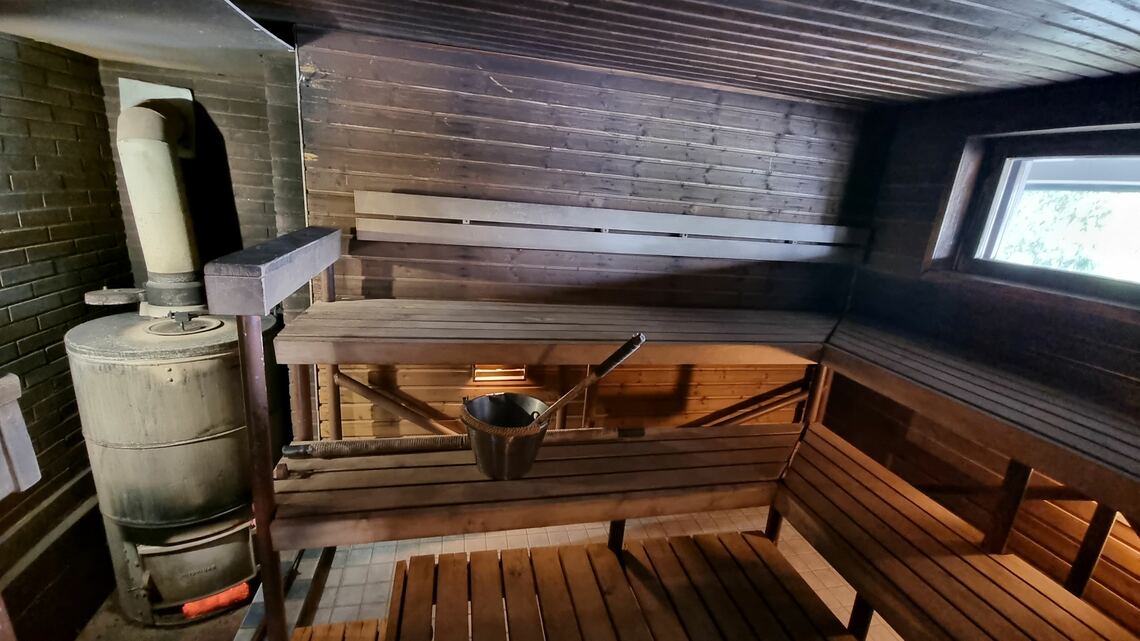 フィンランドでサウナ室を設計する際には、ベンチ最上段の面がストーブの石の位置より高くなるのが理想とされている（写真提供：こばやし あやなさん）