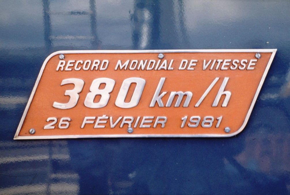 1981年に時速380kmを記録した編成の記念プレート（撮影：南正時）