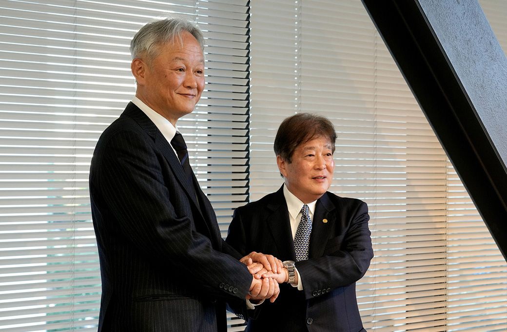 会見に臨む今治造船・檜垣幸人社長（右）とJMU・廣瀬崇社長（撮影：梅谷秀司）