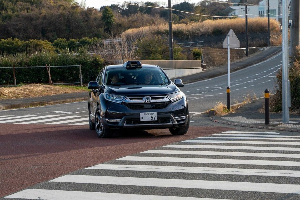 小田原市の郊外を走る自動運転の試験車両（写真：本田技術研究所）