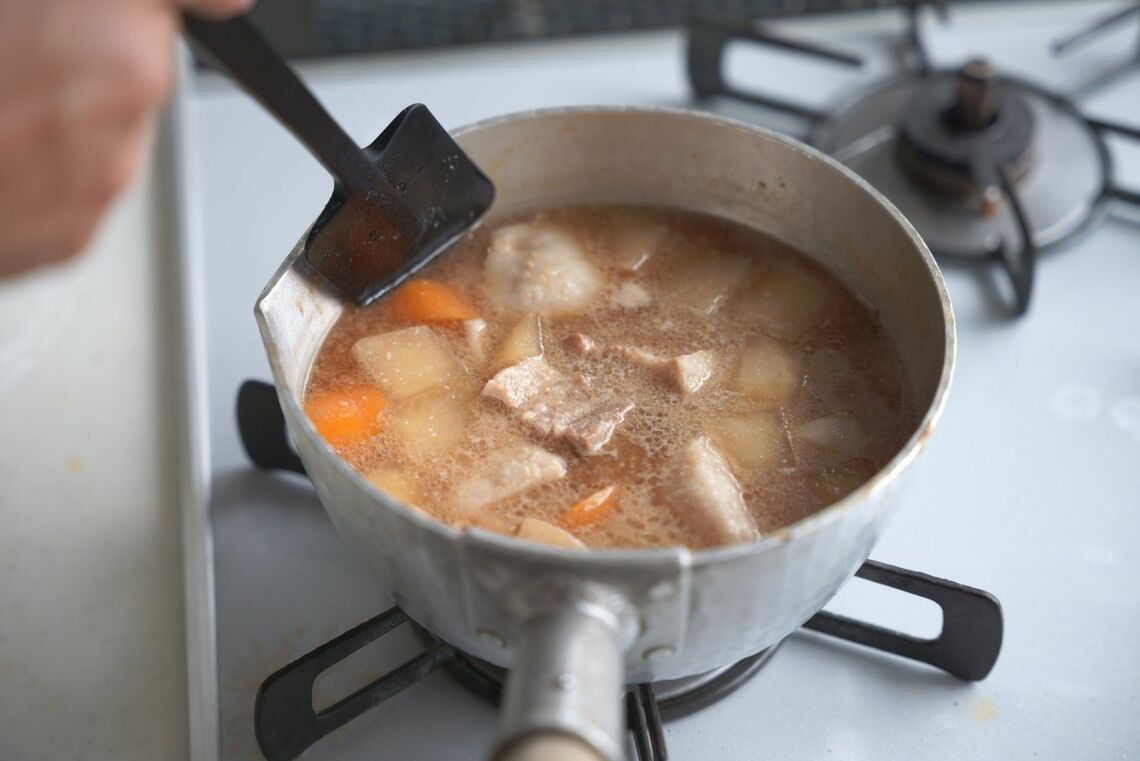 ゴムベラを使ってこびりつきを戻す