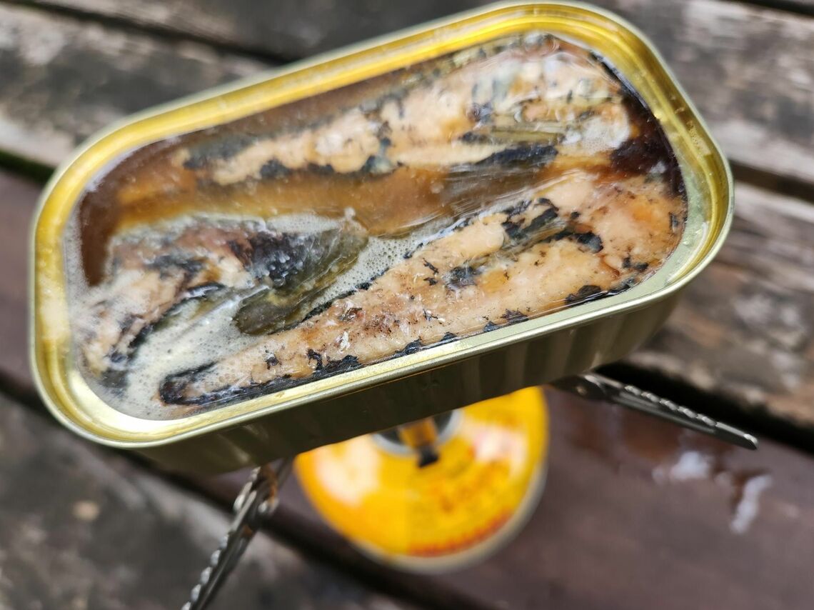 急いでオイルサーディンを火にかける（写真：筆者提供）
