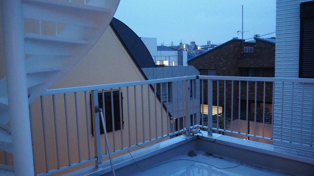 宿泊者は立入禁止のベランダ