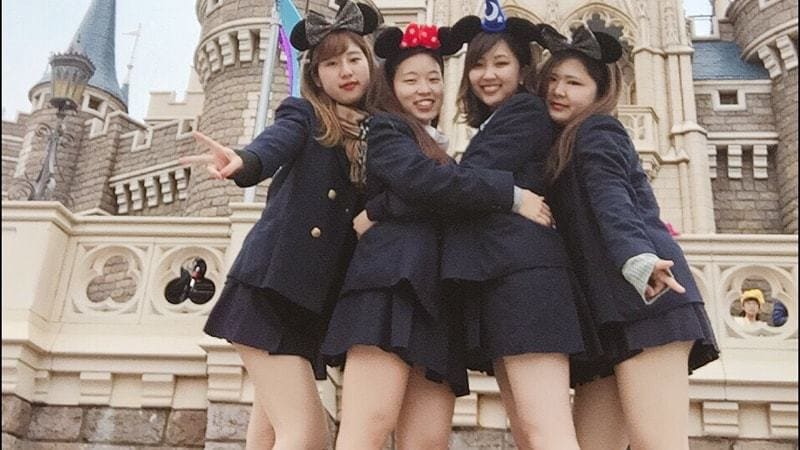 彼女たちはなぜ制服でディズニーに行くのか コスプレ屋で調達する