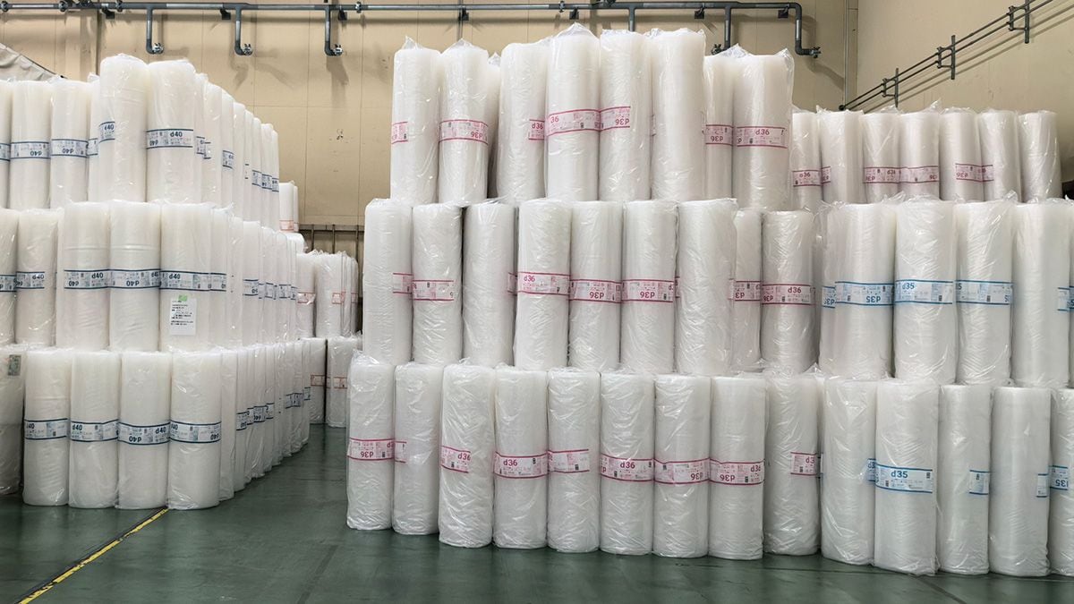「プチプチ」はなぜ原油危機に強いのか、再生原料98%と国内工場で実現した"循環する梱包材"の知られざる仕組み | ビジネス | 東洋経済オンライン