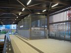 駅北口の東側にあるデッキの3階部分。中央の網状の柵で