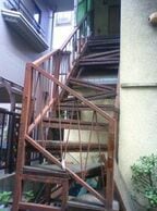 複雑骨折しているかのような階段