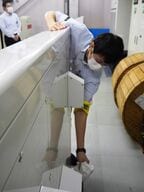 ホームドアのセンサーを清掃する様子