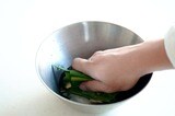 手でもみ込んで、水にネギと生姜の香りを移します。