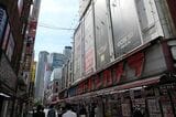 ヨドバシカメラや飲食店が建ち並ぶ西新宿。画面奥は東京都庁本庁舎（記者撮影）