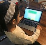 オンライン学習をする6歳の娘さん。少しづつ操作を憶えつつあるとか。（写真提供：まゆみさん）