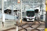 山科では専用軌道を走る。四宮駅（奥）に到着するびわ湖浜大津行き（記者撮影）