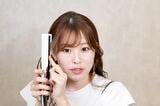前髪のセットの仕方を解説するAYAMARさん