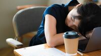 睡眠不足に昼寝15分！デスクでうつ伏せが正解 30分を超えると起きた時に頭がぼんやりする
