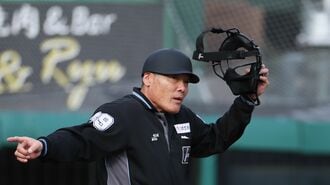 ヘルメットを着用し試合に臨む川口亘太球審