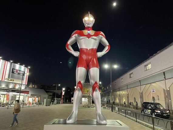 駅前にあるウルトラマンシンボル像