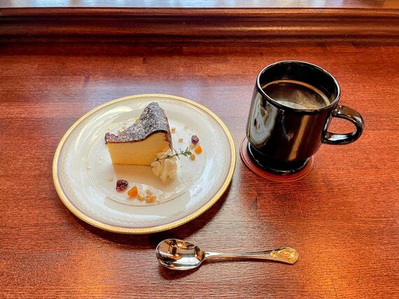 喫茶Umai バスクチーズケーキセット