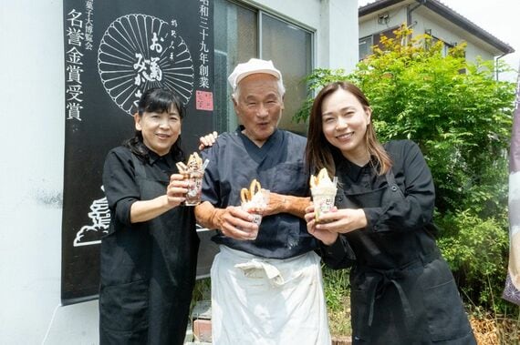 母・美保子さん(左)、和菓子職人・篠崎さん(中央)、沙邦莉さん