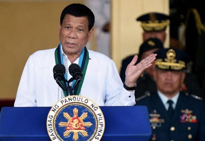 フィリピン大統領､｢キス問題｣で重大発言