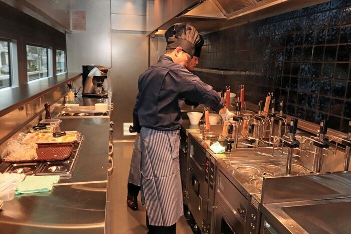 サフィール踊り子・カフェテリアの厨房