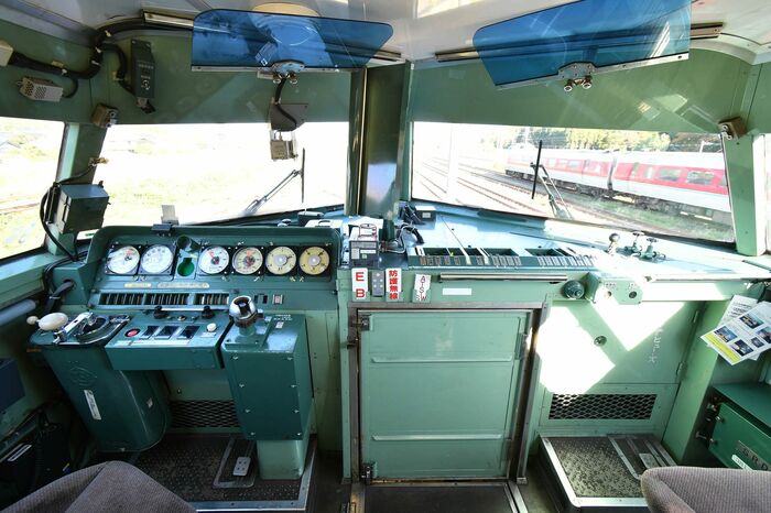 クモハ381形の運転台。中央部分の床を跳ね上げると