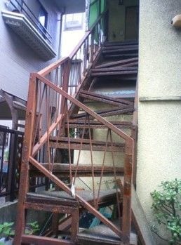 複雑骨折しているかのような階段