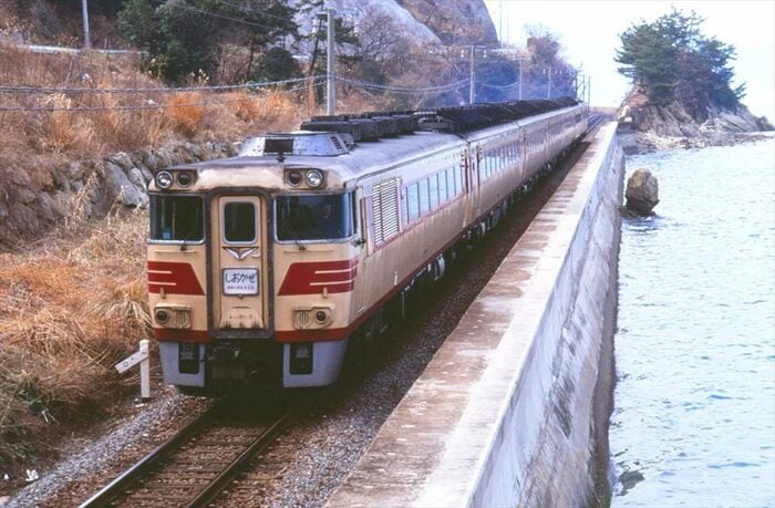 予讃線を走る181系気動車の「しおかぜ」