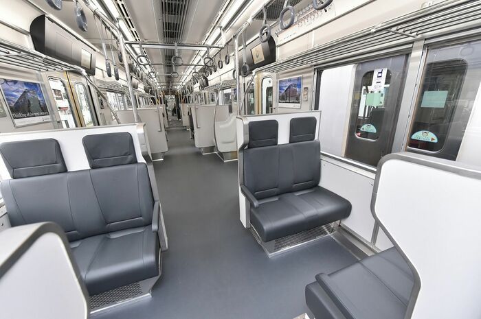 相鉄9000系リニューアル車両の車内