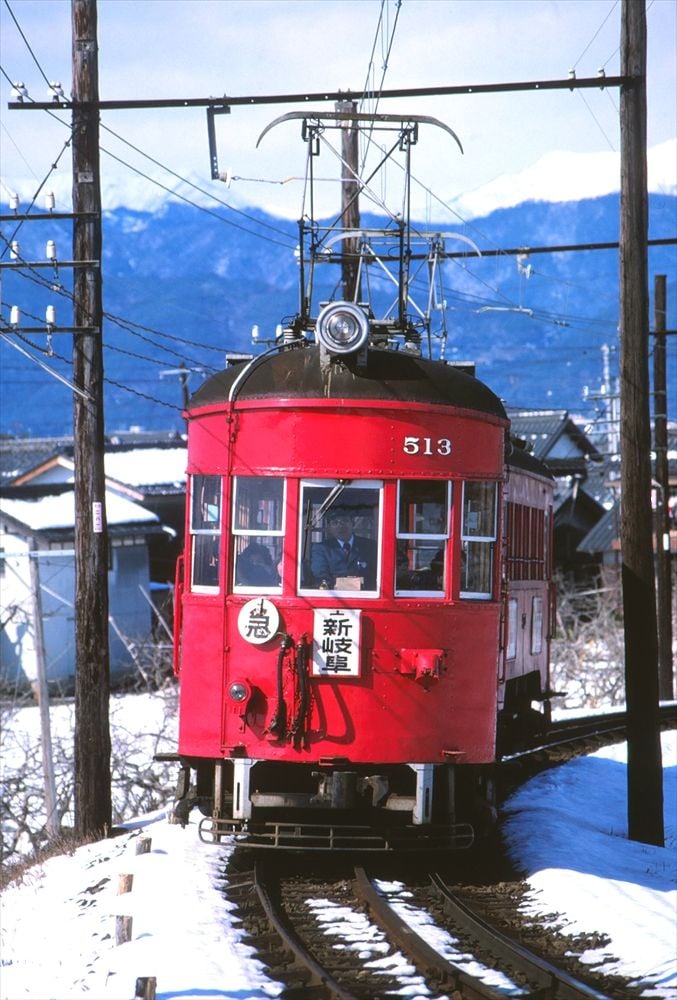 特徴的なモ510形の前面