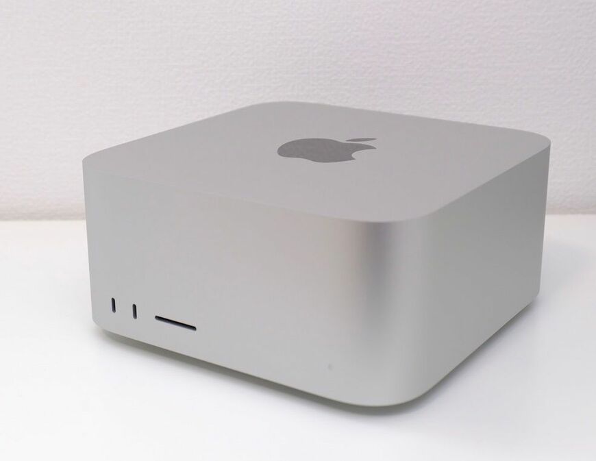 M1 Ultraを搭載したMac Studio。縦横19.7cm、高さ9.5cmのアルミボディだ。前面にはThunderbolt／ USB 4ポートが2つ、そしてSDXCカードスロットが用意される（筆者撮影）