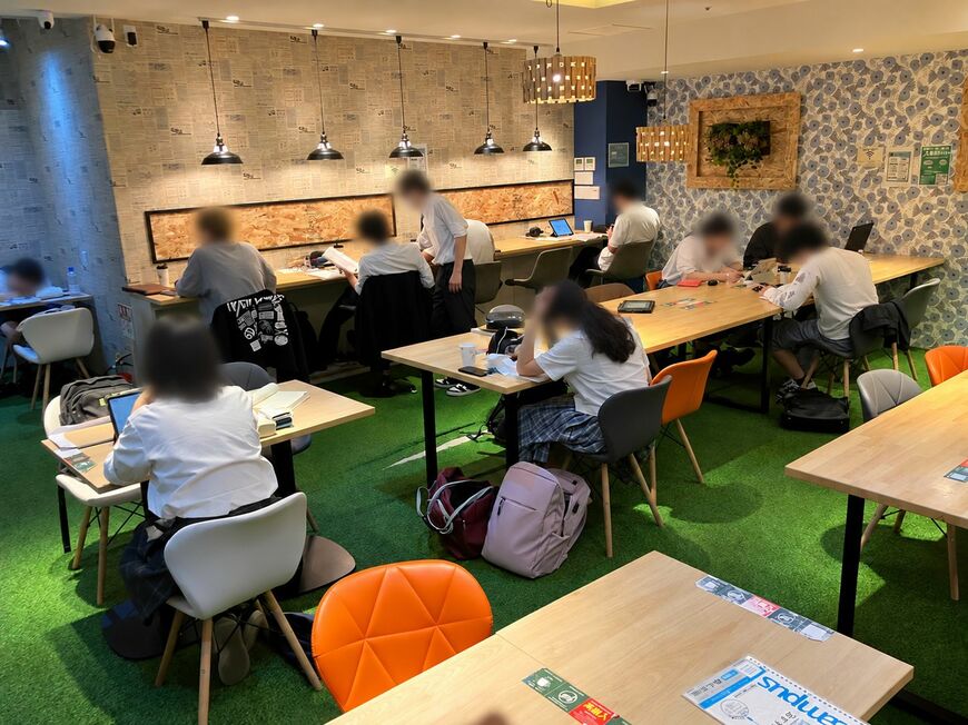 「セルフカフェ」で勉強する学生たち（写真：筆者撮影）