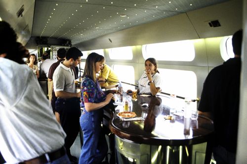 スペインの高速列車AVEのビュッフェ（1996年 筆者撮影）